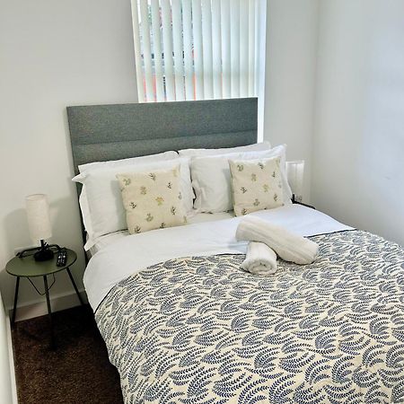 Failsworth Luxury Apartment With Free Parking By Daley Stays Манчестър Екстериор снимка